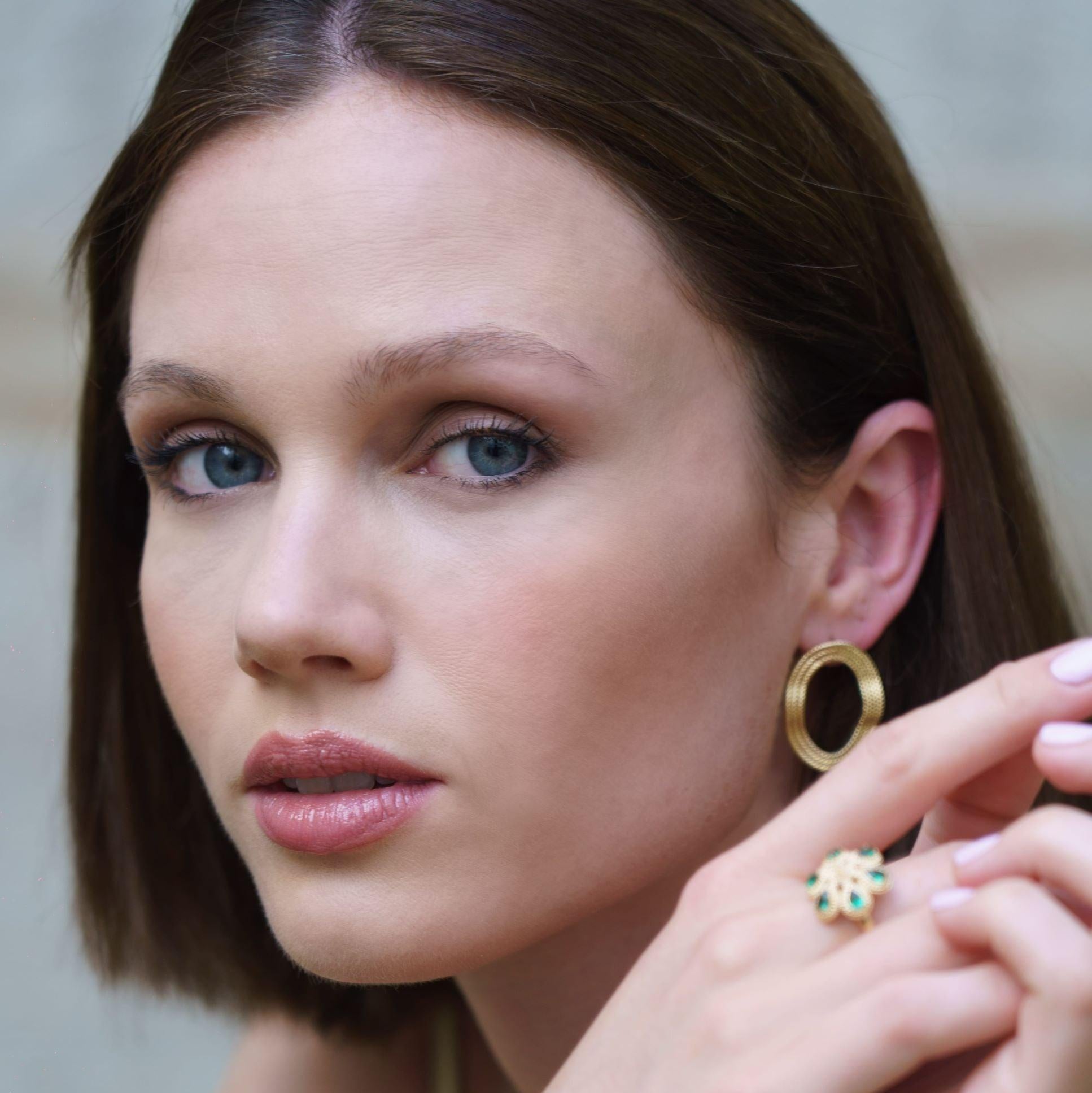 Bague Olympia en forme de fleur sertie de pierres émeraude, finition dorée – Jossepo