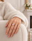 Bague Passy pierre rose pour femme en plaqué or 18 carats portée à la main – Jossepo