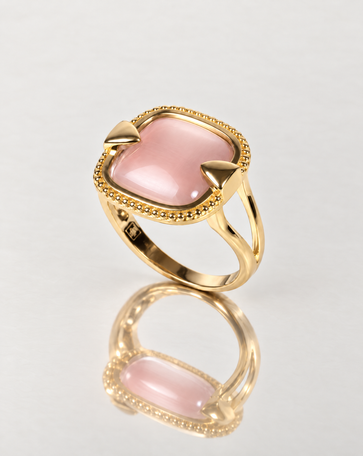 Bague Passy avec zircon rose en plaqué or 18 carats, vue de face – Jossepo