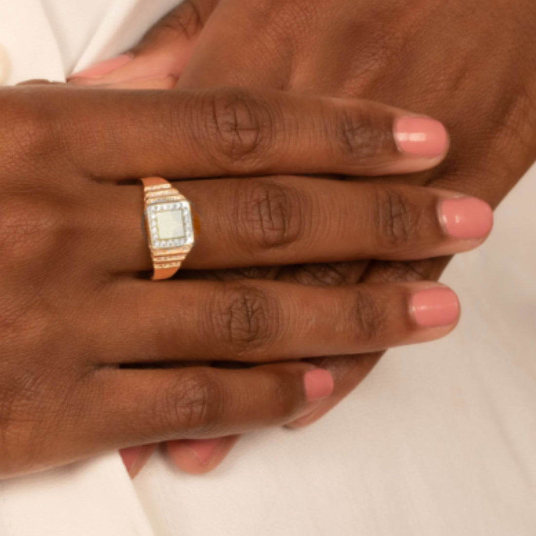 Bague dorée rectangulaire pavée avec pierre claire en plaqué or 18 carats – Jossepo