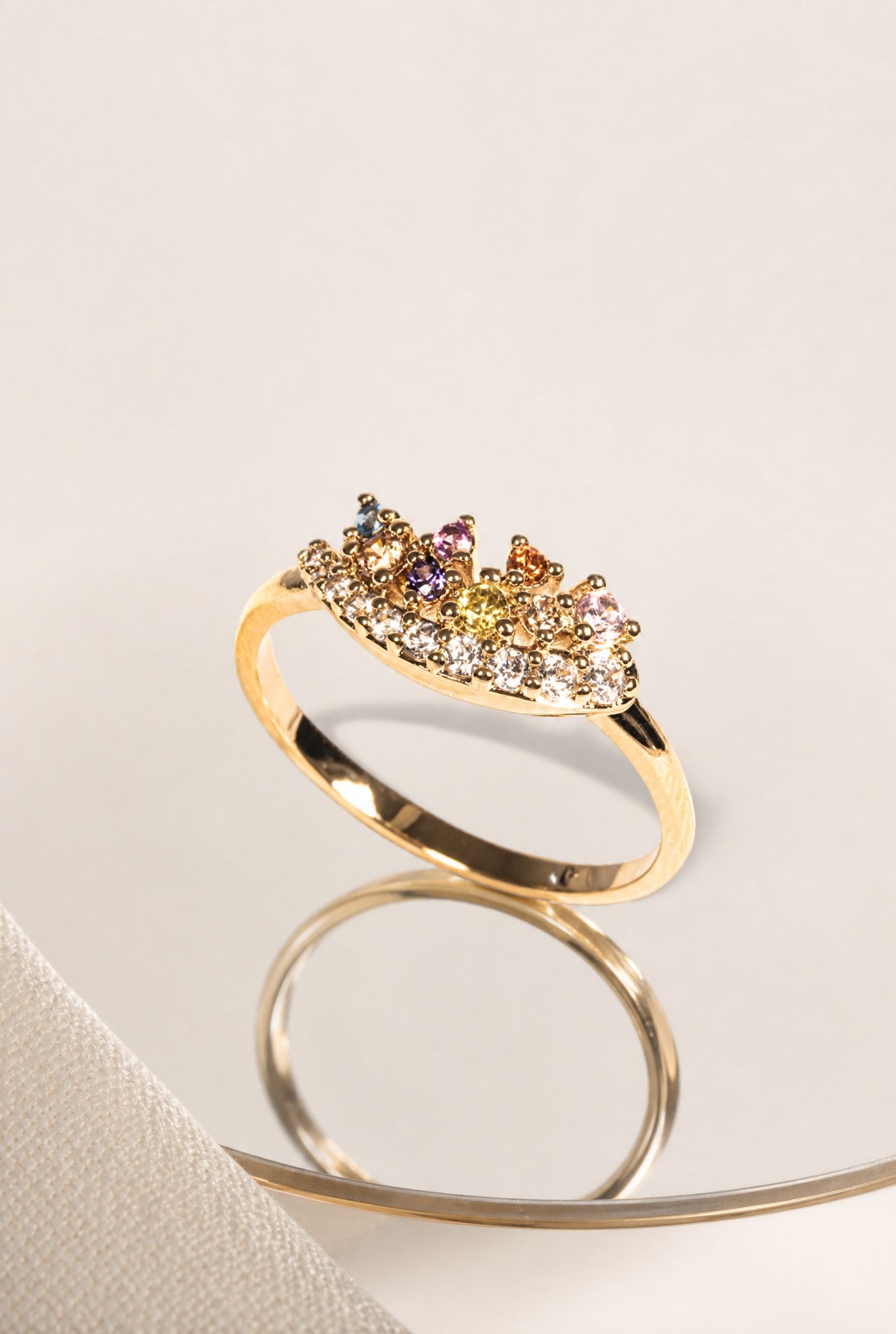 Détail bague Xaviera plaqué or 18 carats bijou raffiné – Jossepo