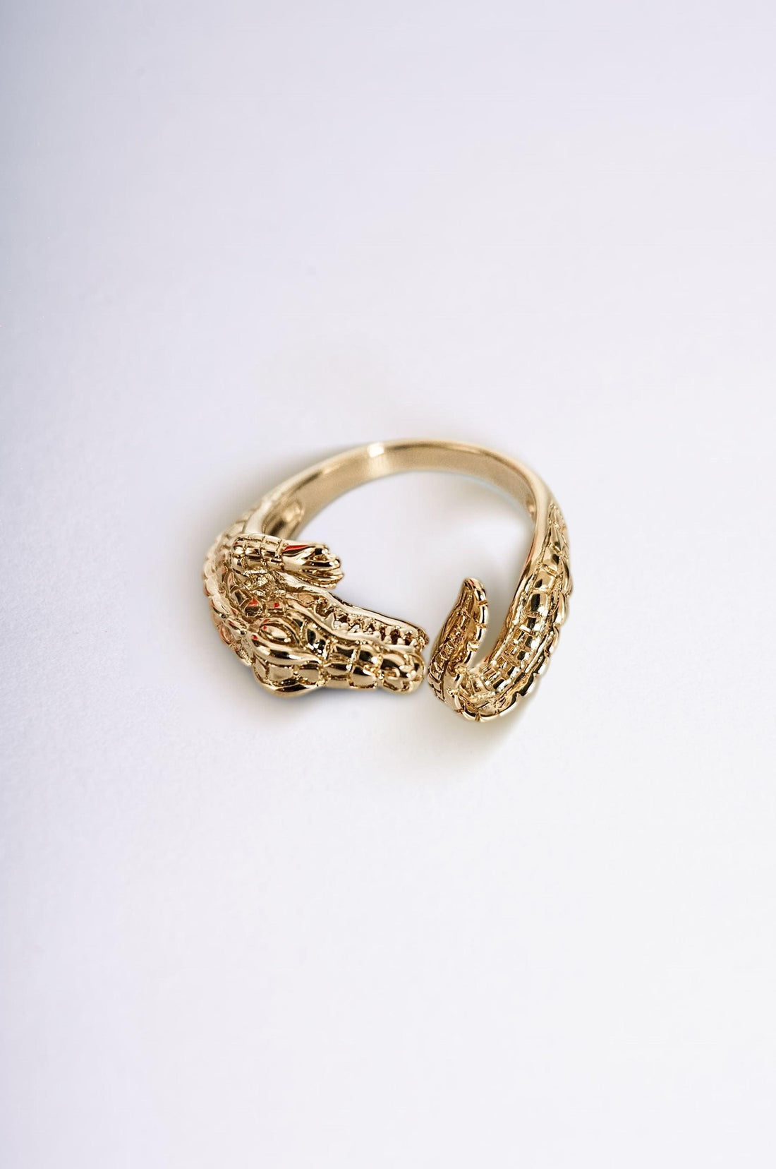 Design animalier chic - Bague alligator dorée en plaqué or