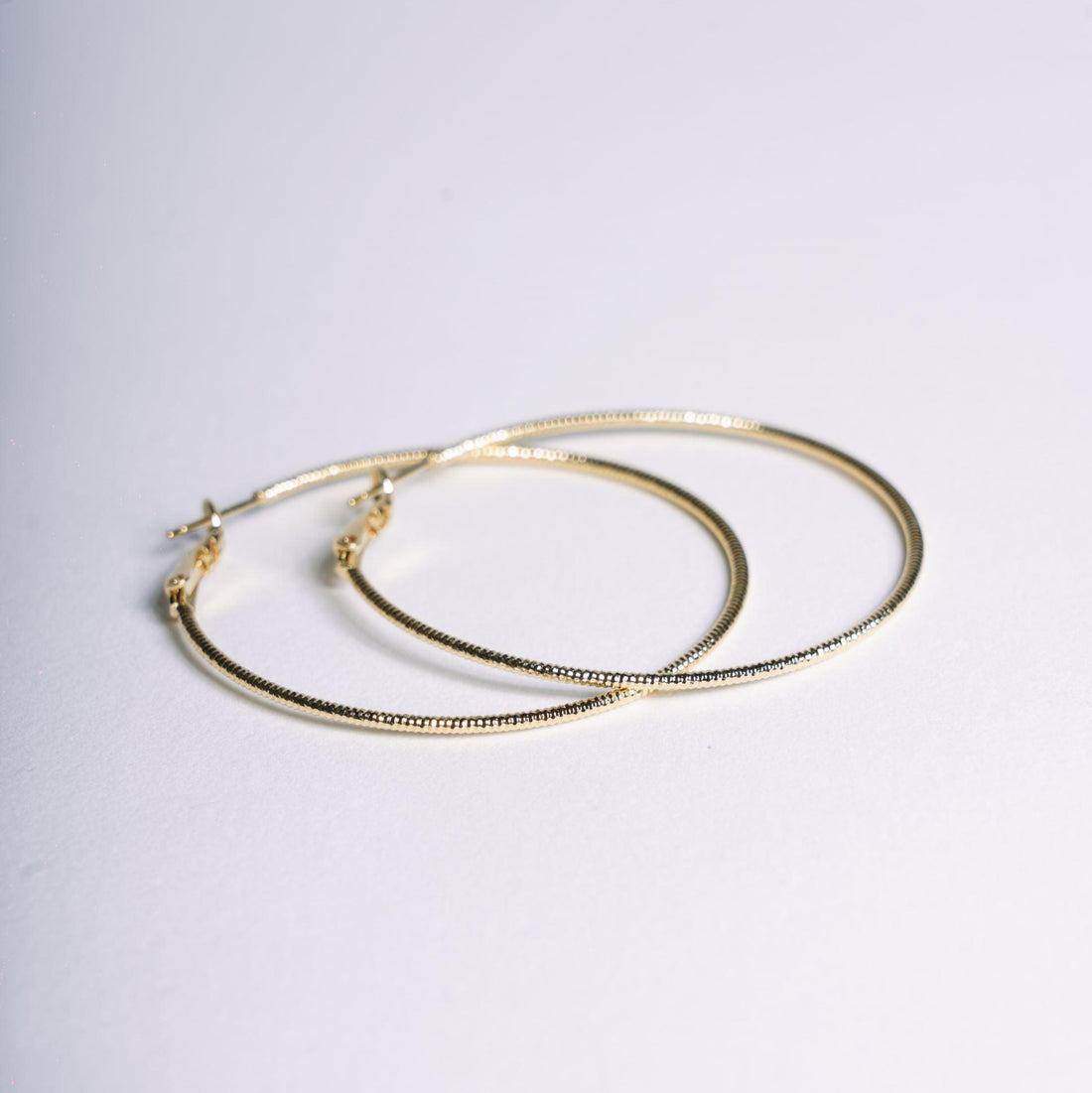 Boucles d’oreilles Andy grandes créoles fines en plaqué or – Jossepo