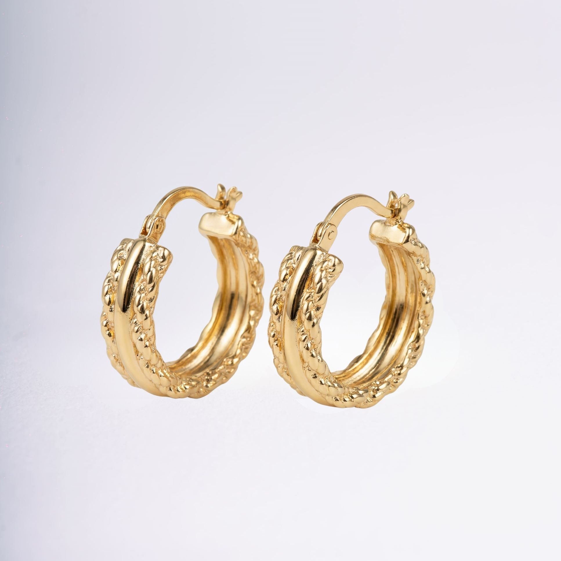 Détail boucles d’oreilles Carmela plaqué or 18 carats bijou raffiné – Jossepo