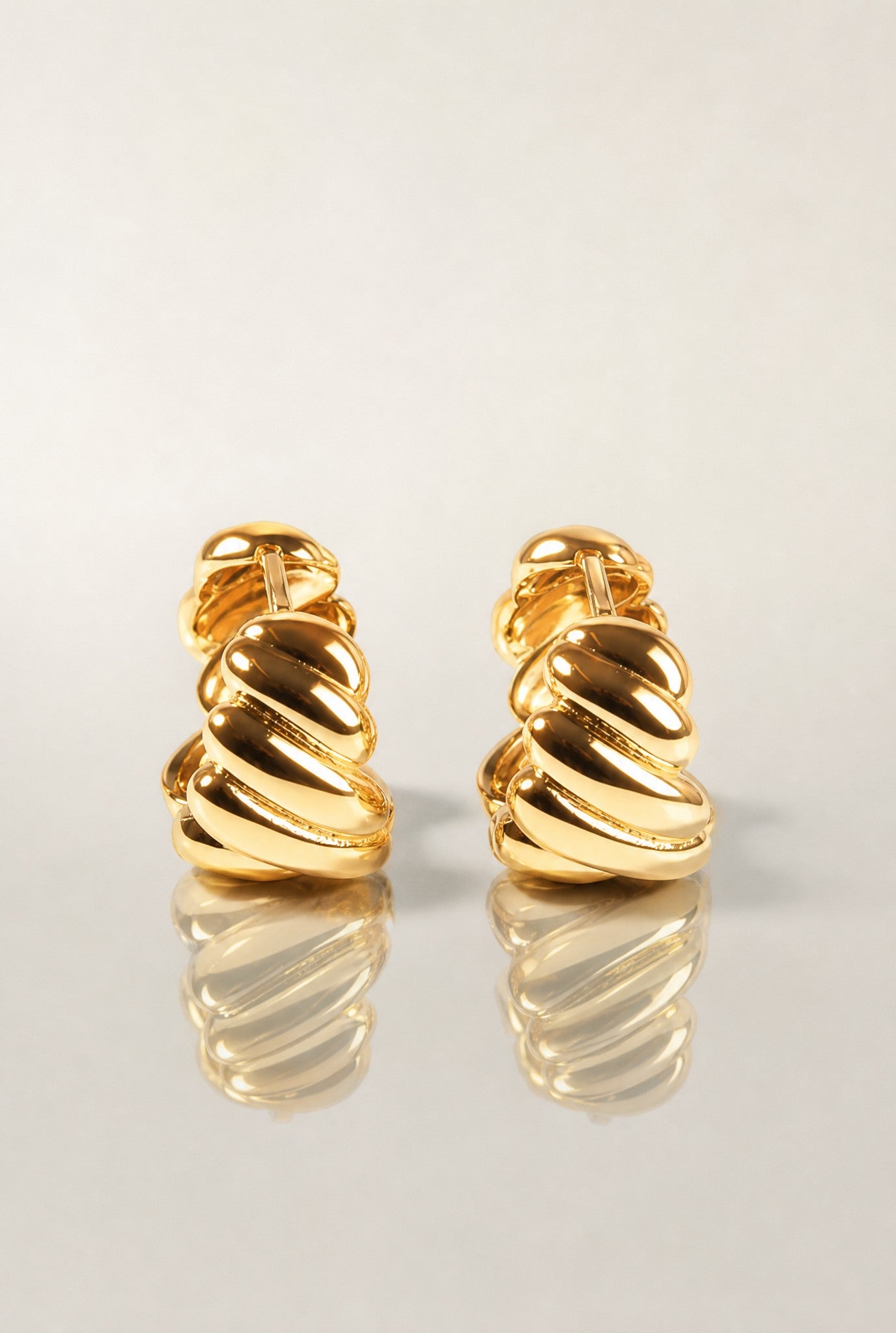 Détail boucles d’oreilles Eugénie design torsadé plaqué or 18 carats – Jossepo