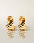 Détail boucles d’oreilles Eugénie design torsadé plaqué or 18 carats – Jossepo