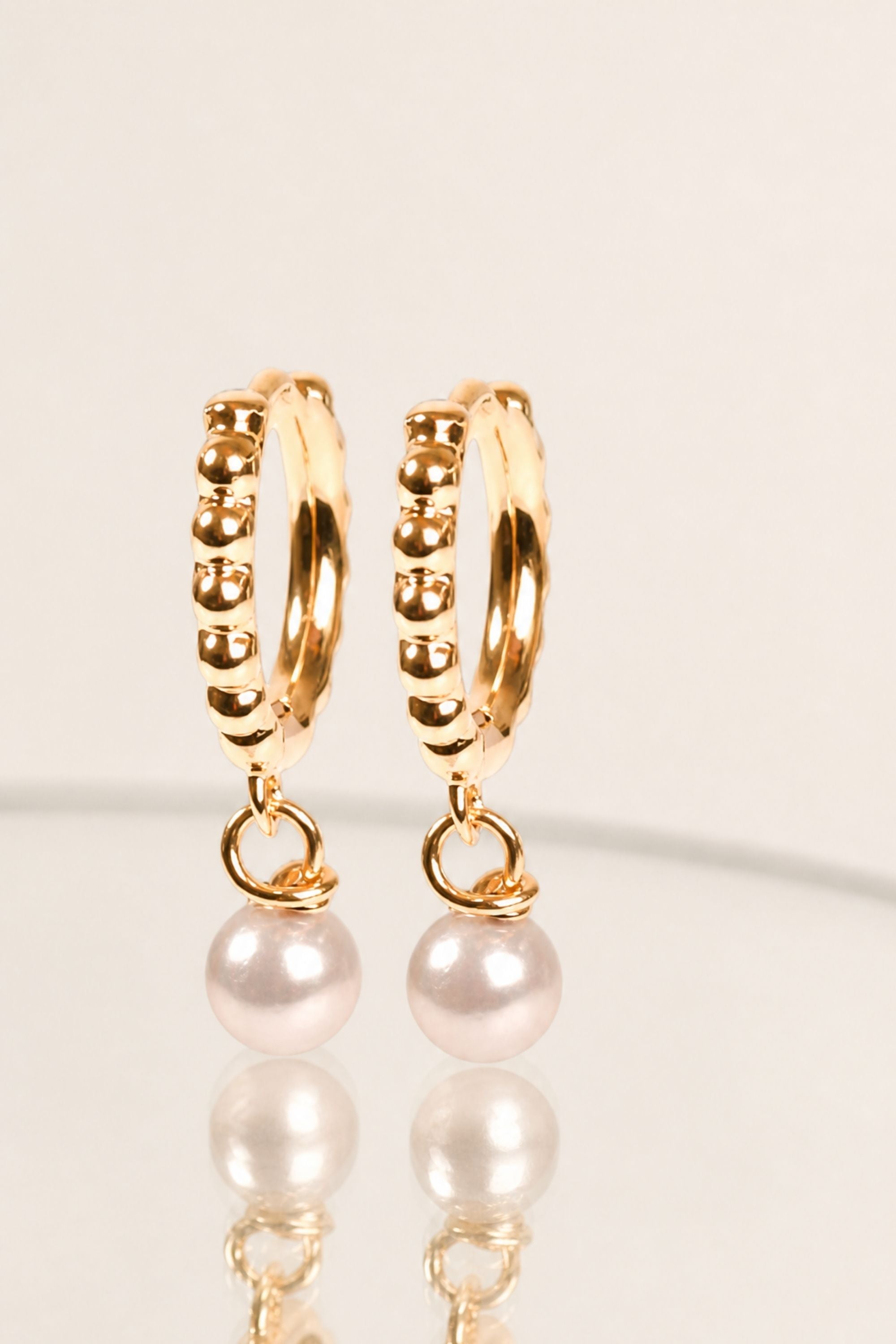 Boucles d’oreilles Lauren créoles avec perle plaqué or 18 carats – Jossepo