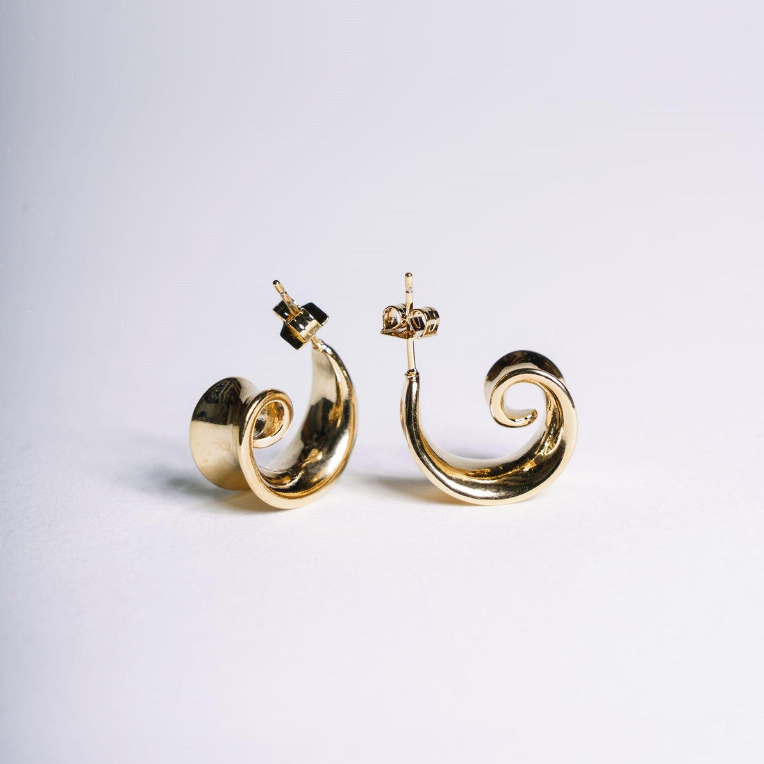 Boucles d’oreilles Elisse en forme de spirale dorée – Jossepo