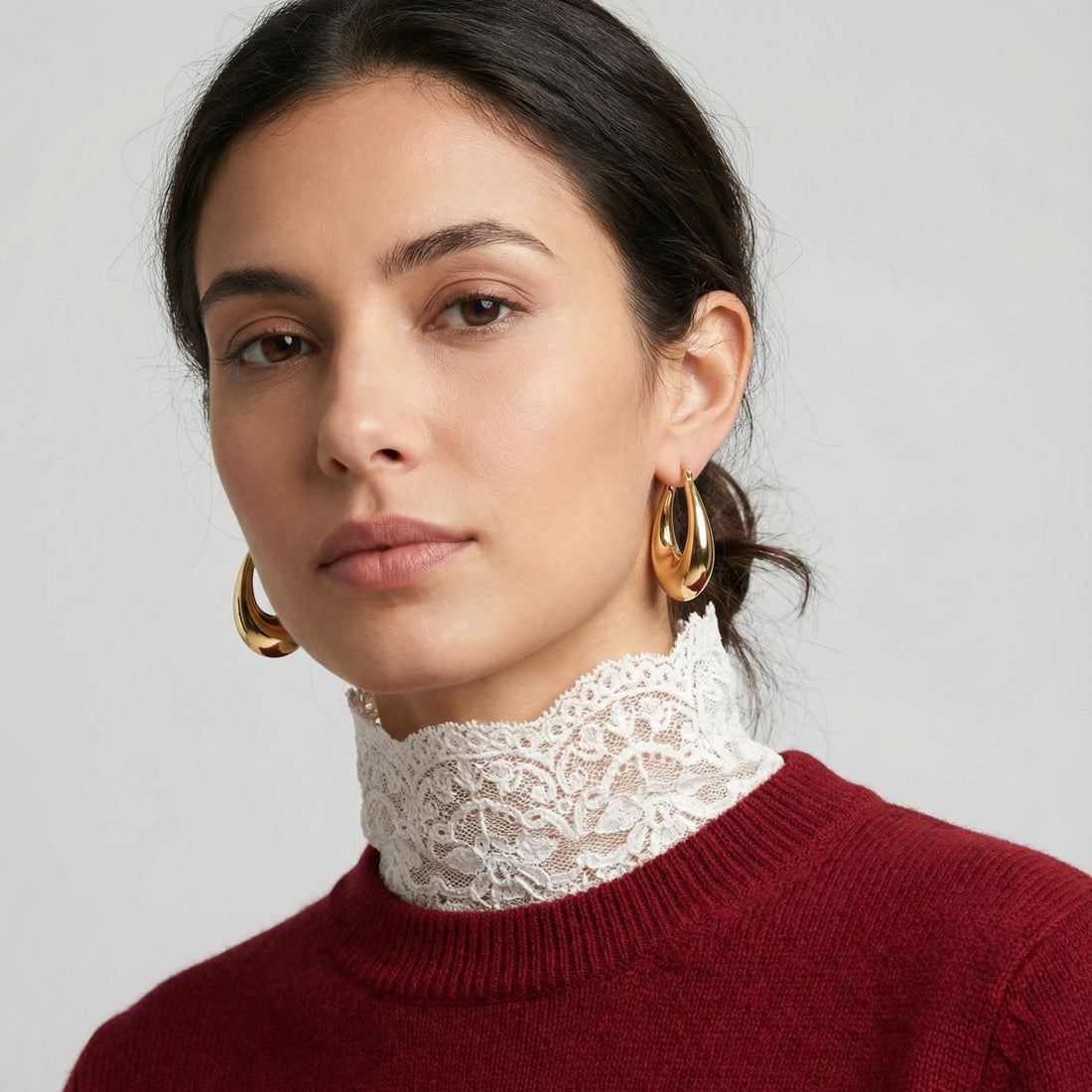 Boucles d’oreilles Garance dorées en plaqué or portées par une femme élégante – Jossepo