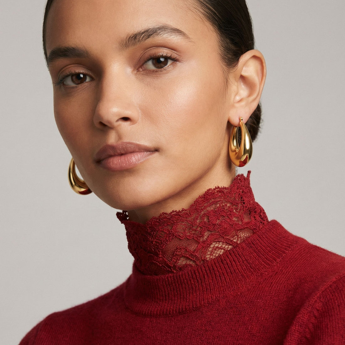 Boucles d’oreilles Garance en plaqué or portées par une femme avec un col en dentelle rouge – Jossepo