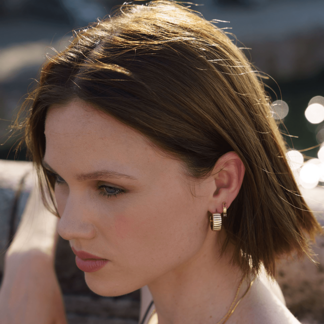 Boucles Inés élégantes avec détails gravés en plaqué or – Jossepo