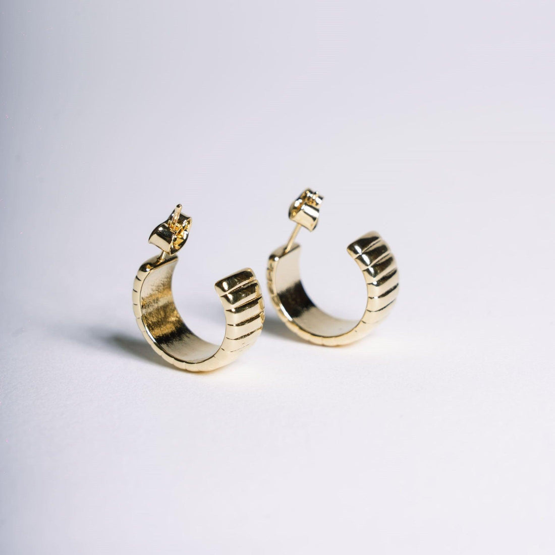 Boucles Inés en plaqué or 18 carats au design structuré – Jossepo