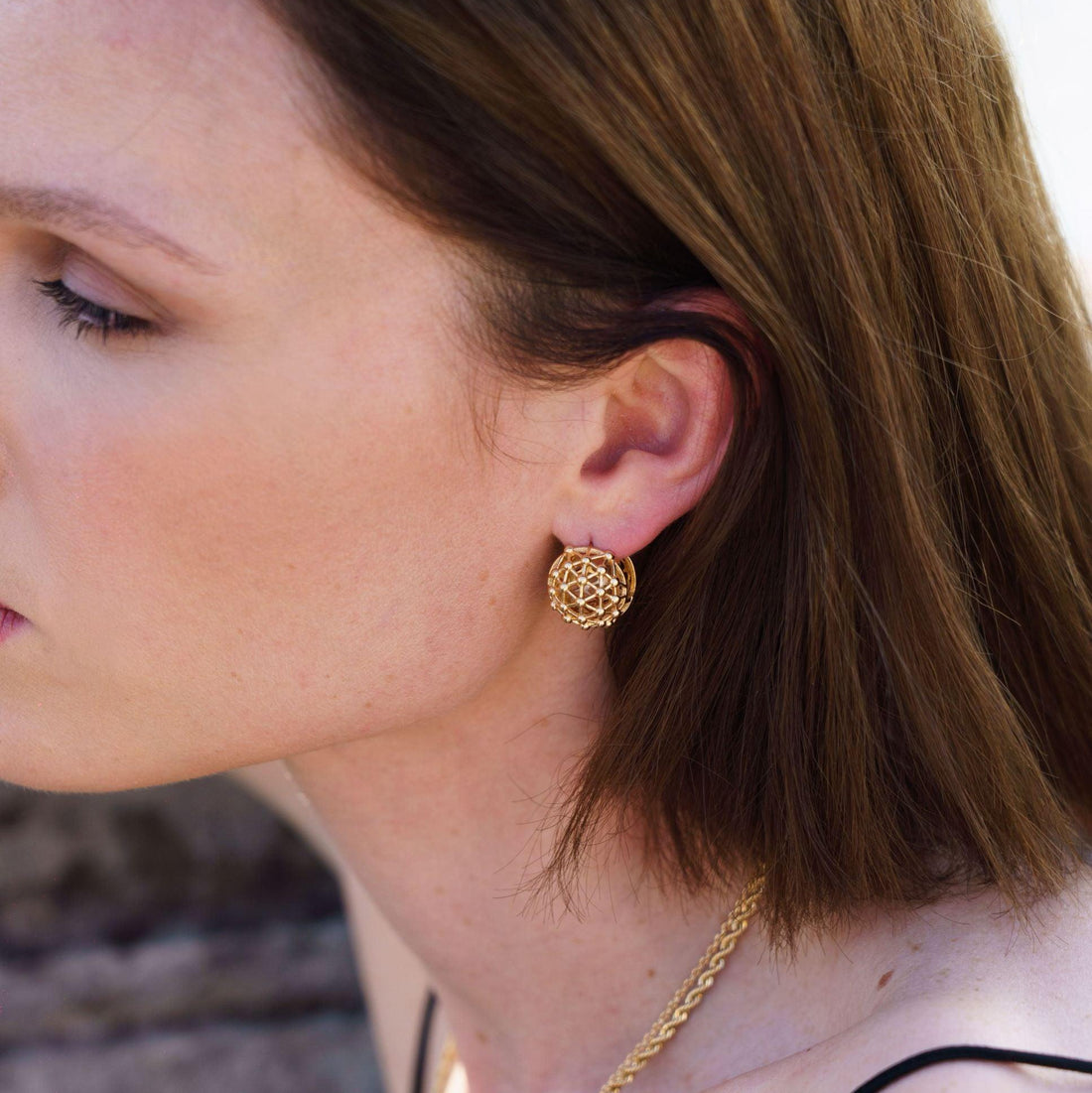 Boucles d’oreilles Joseph design sphérique texturé en plaqué or – Jossepo