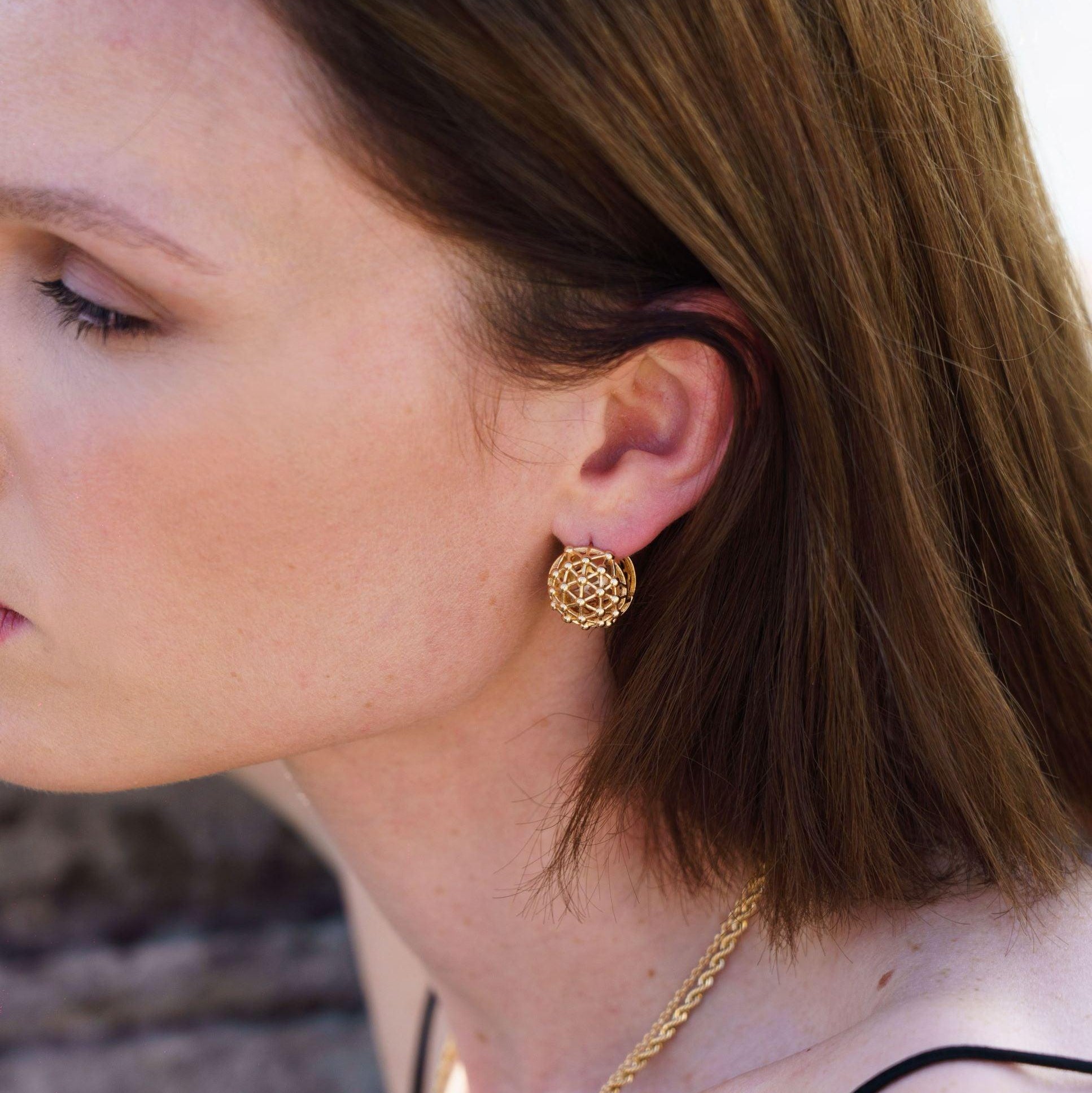 Boucles d’oreilles Joseph design sphérique texturé en plaqué or – Jossepo
