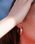 Boucles Margot créoles larges finition texturée en plaqué or – Jossepo