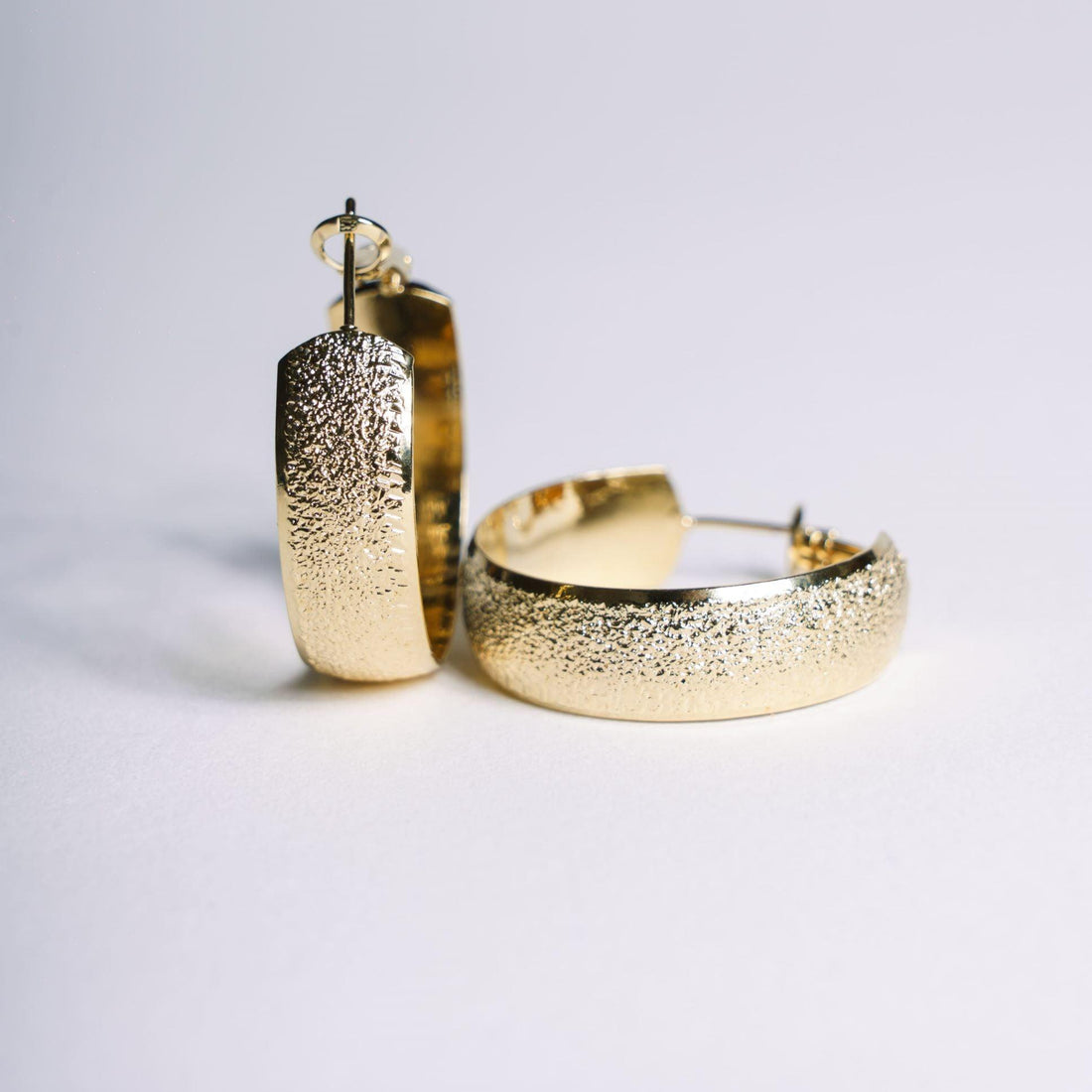 Boucles Margot anneaux dorés design moderne en plaqué or 18 carats – Jossepo