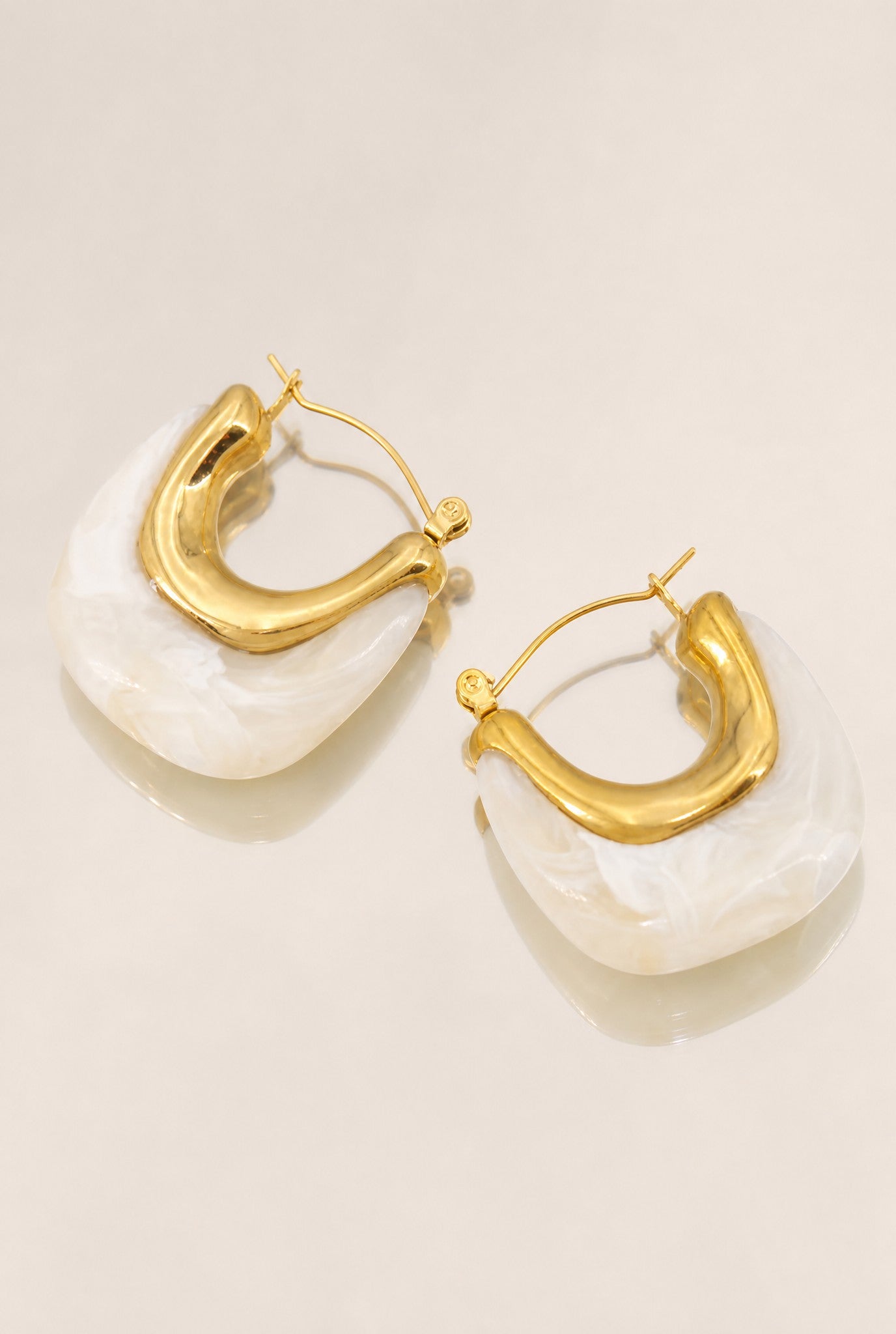 Créoles Alma blanches et dorées au design contemporain – Jossepo