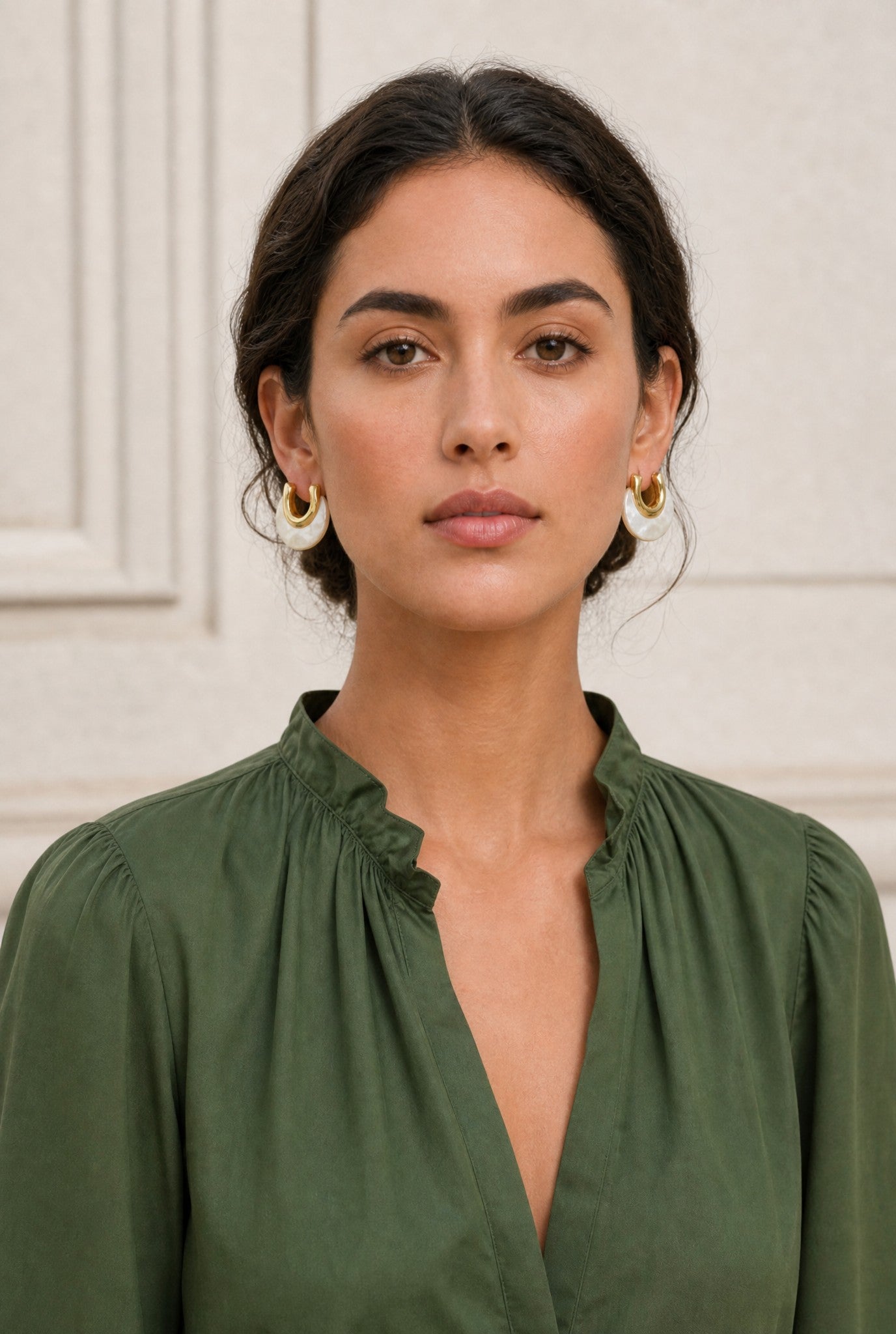 Boucles d’oreilles Alma au design sculptural blanc et or – Jossepo