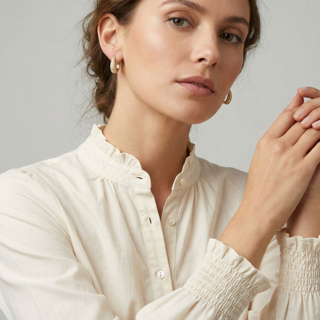 Boucles d’oreilles Axelle en plaqué or 3 microns serties de zircons blancs portées en portrait – Jossepo