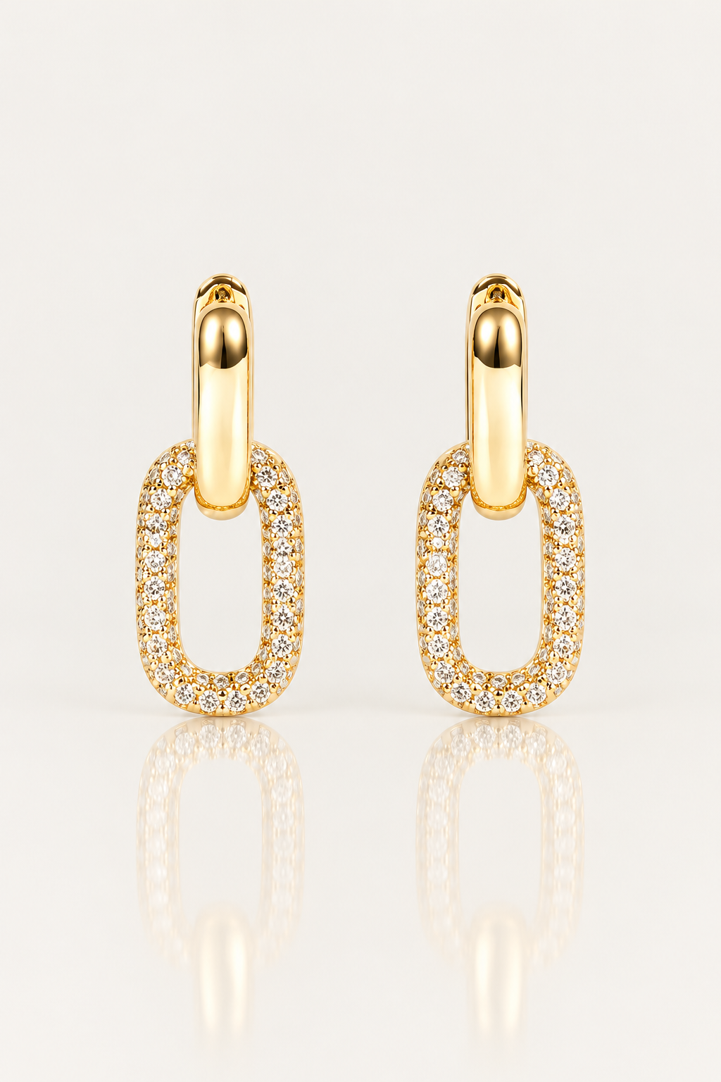 Boucles d’oreilles Cambronne de 22 mm en plaqué or 18 carats, paire à double maillon et pavé blanc vue de face sur fond clair avec reflet miroir.