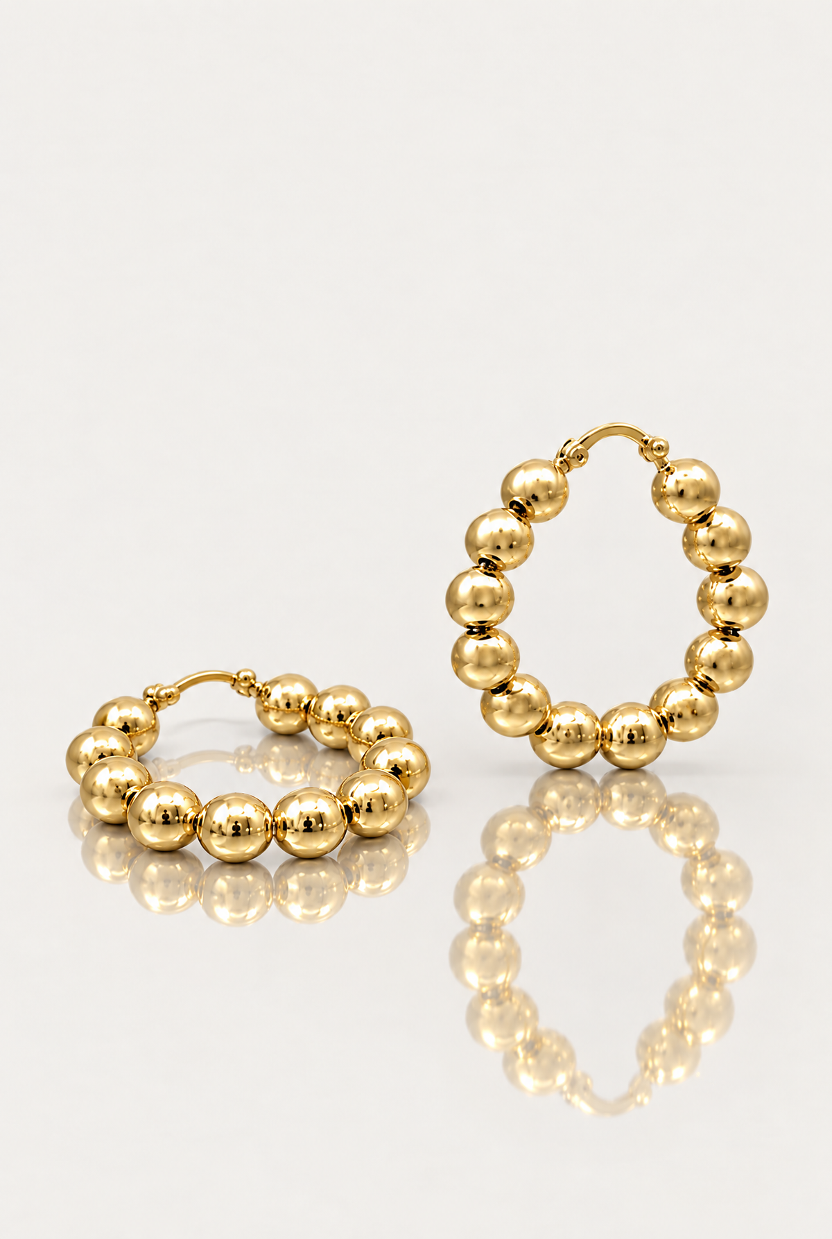 Créole dorée Félix portée à l’oreille, boucles d’oreilles à boules élégantes pour femme – Jossepo