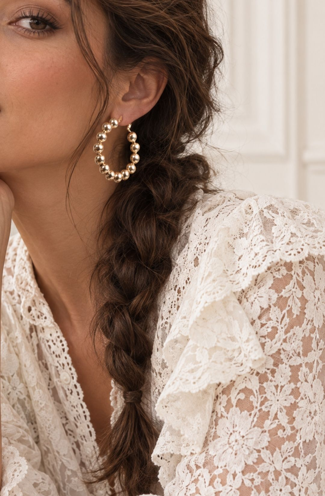 Créoles Félix en plaqué or 3 microns composées de boules dorées brillantes – Jossepo