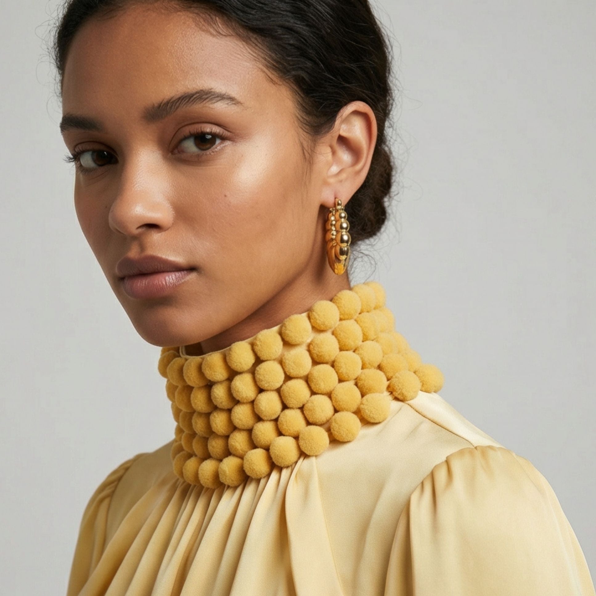 Boucles d’oreilles Maëva en plaqué-or, créoles épaisses au design moderne, portées en gros plan – Jossepo