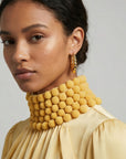 Boucles d’oreilles Maëva en plaqué-or, créoles épaisses au design moderne, portées en gros plan – Jossepo