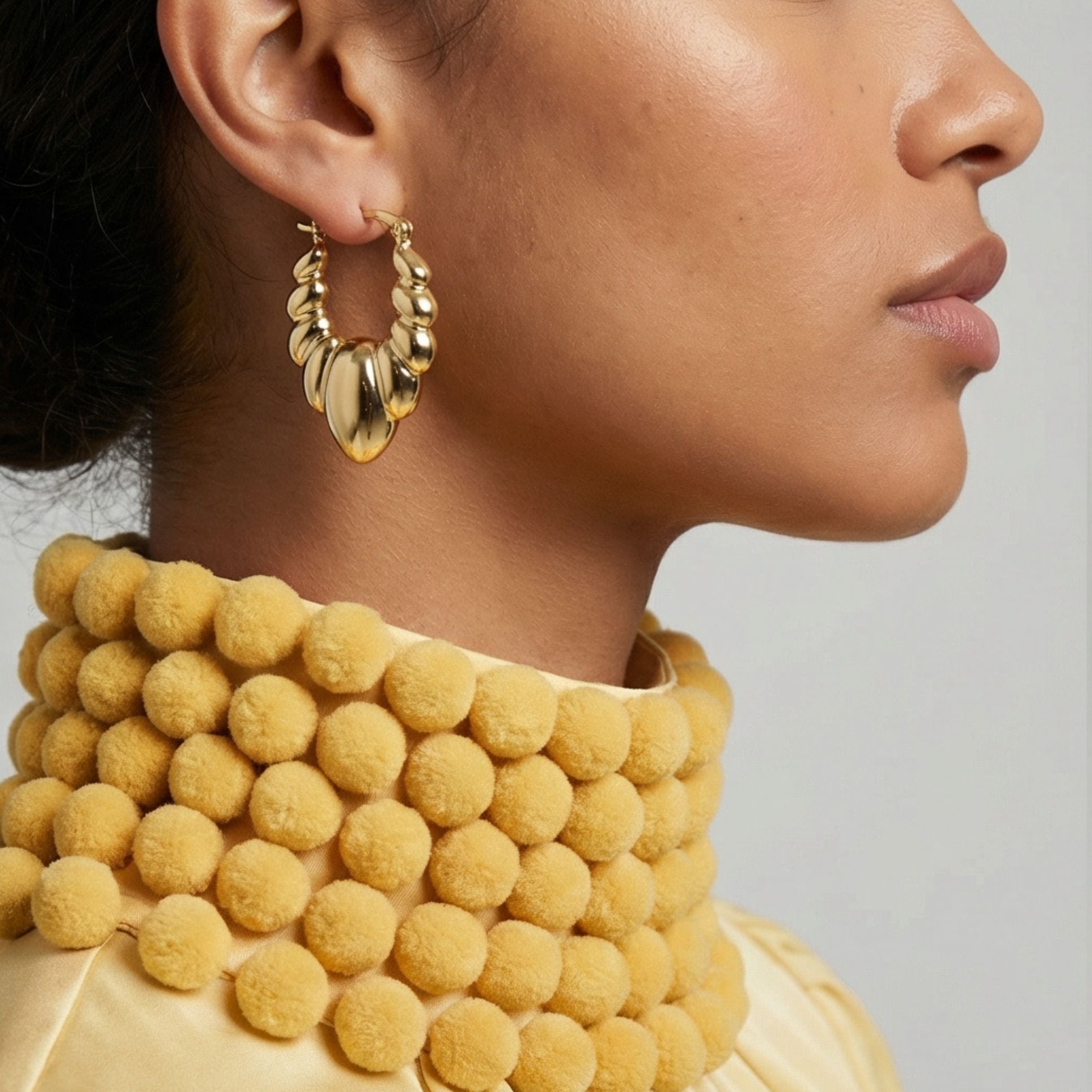 Boucles d’oreilles Maëva en plaqué-or portées, design sculptural et finition brillante – Jossepo