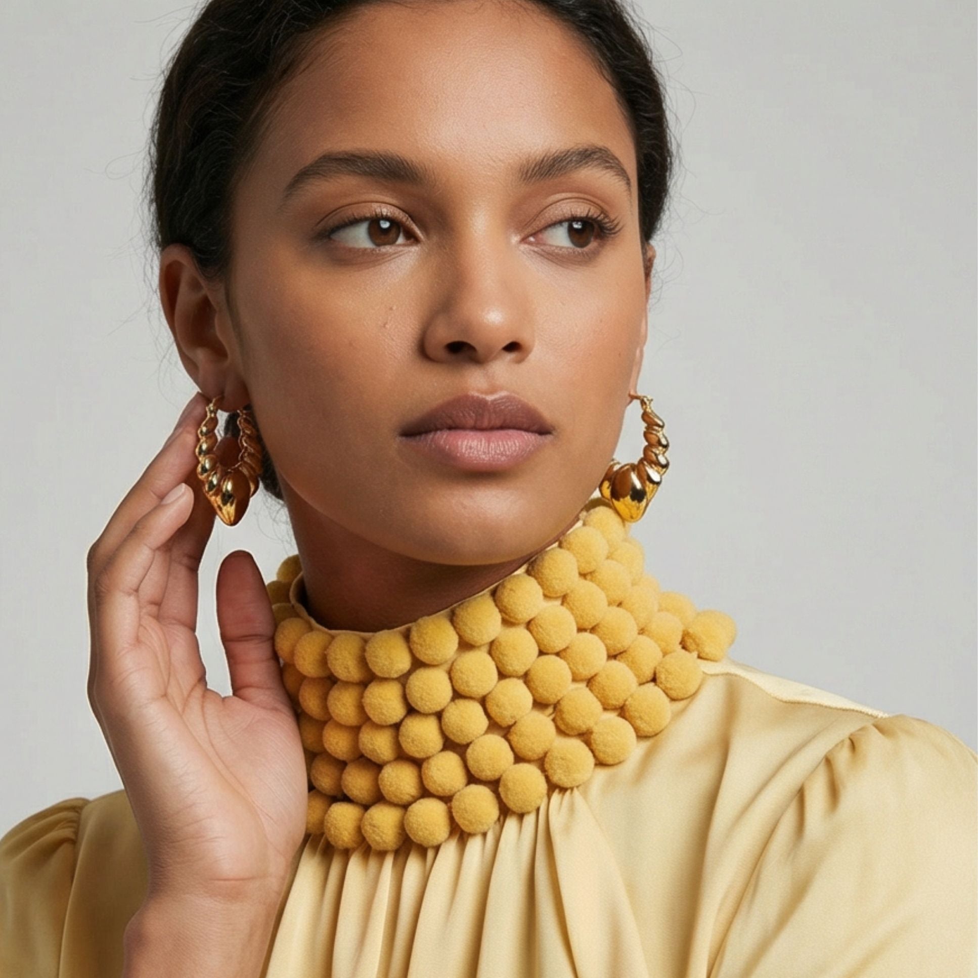 Boucles d’oreilles Maëva en plaqué-or portées, créoles sculpturales élégantes et lumineuses – Jossepo