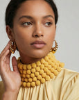 Boucles d’oreilles Maëva en plaqué-or portées, créoles sculpturales élégantes et lumineuses – Jossepo