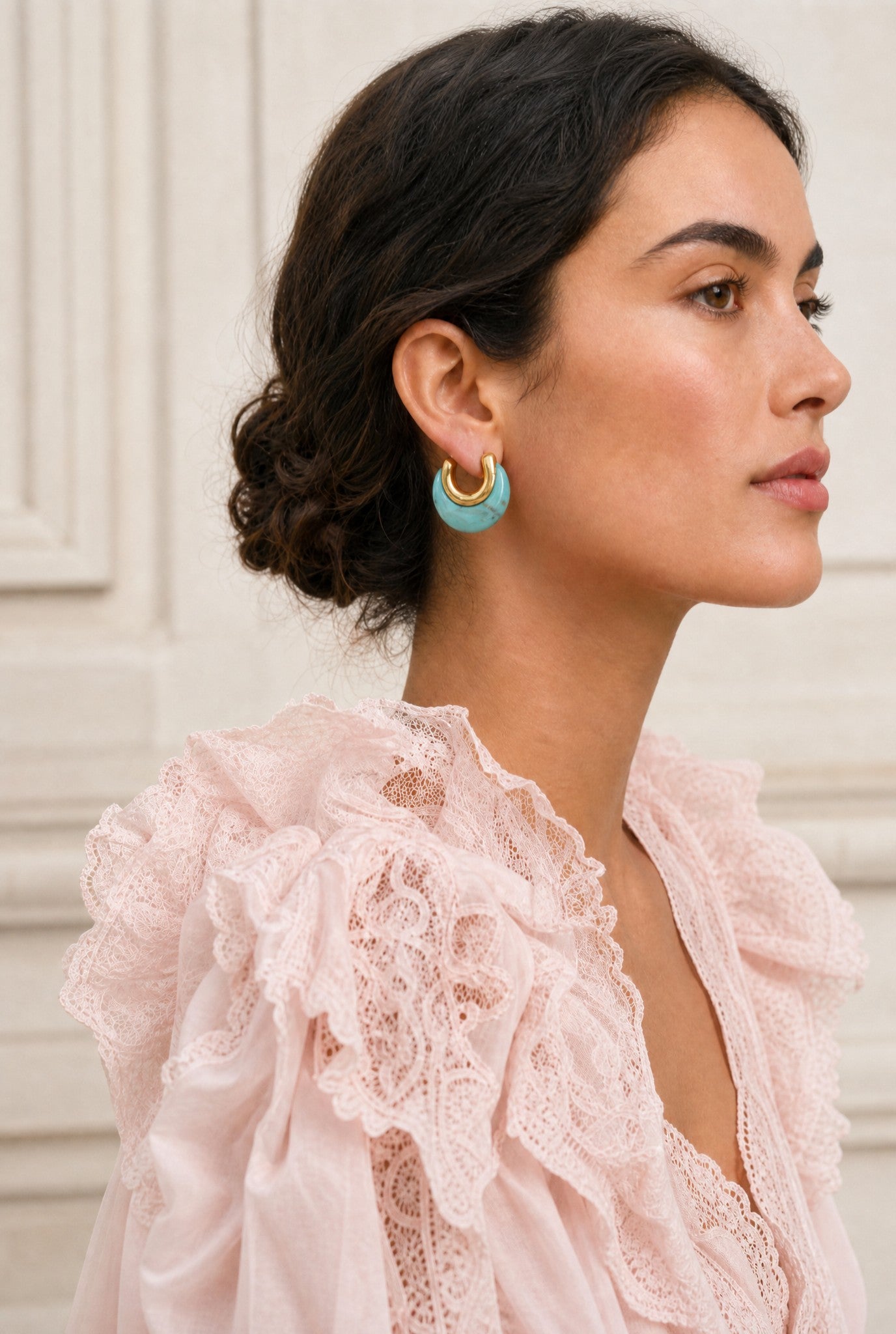 Boucles d’oreilles en résine bleu ciel marbrée et finition dorée – Jossepo