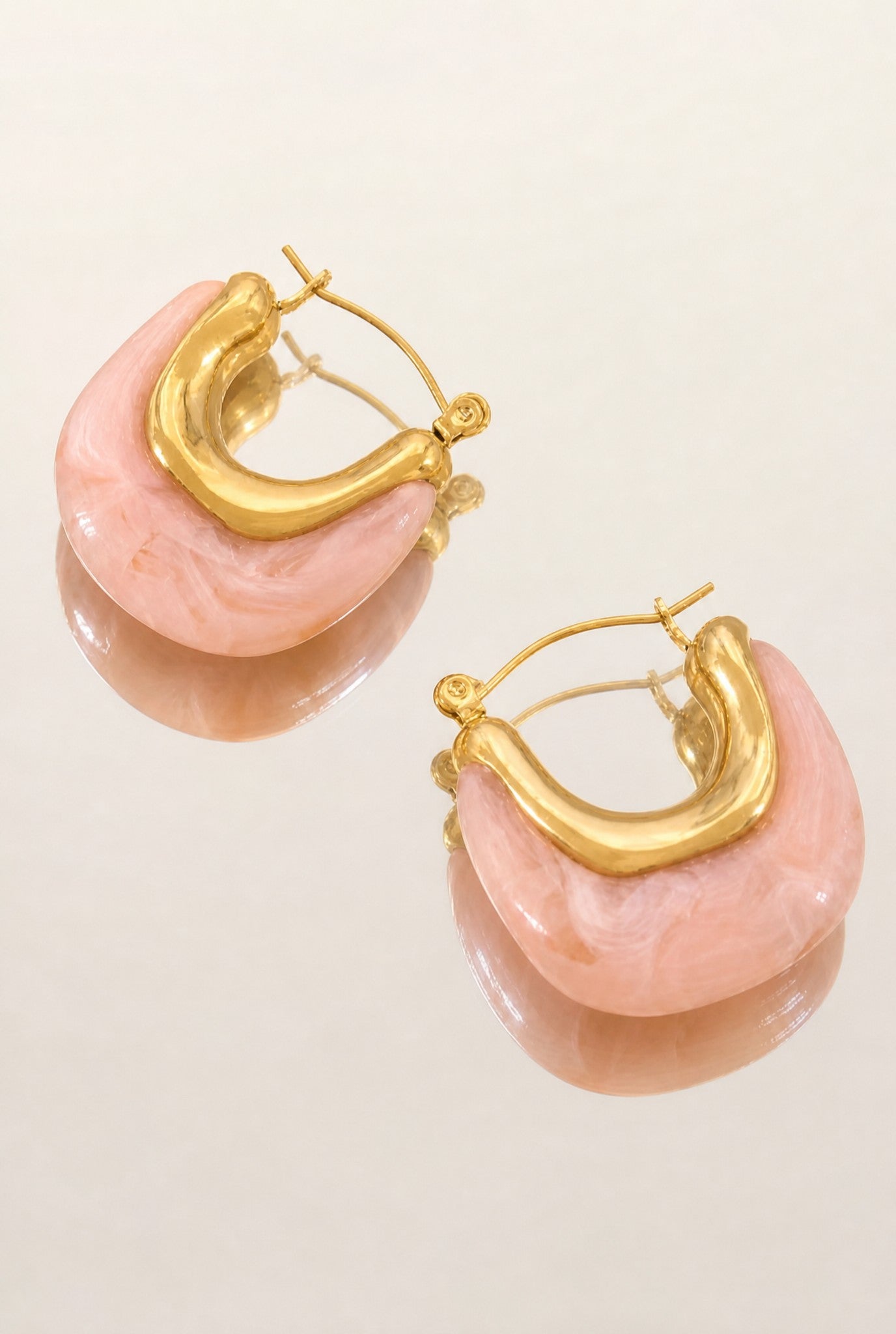 Boucles d’oreilles en résine rose nacrée et finition dorée – Jossepo