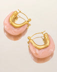 Boucles d’oreilles en résine rose nacrée et finition dorée – Jossepo