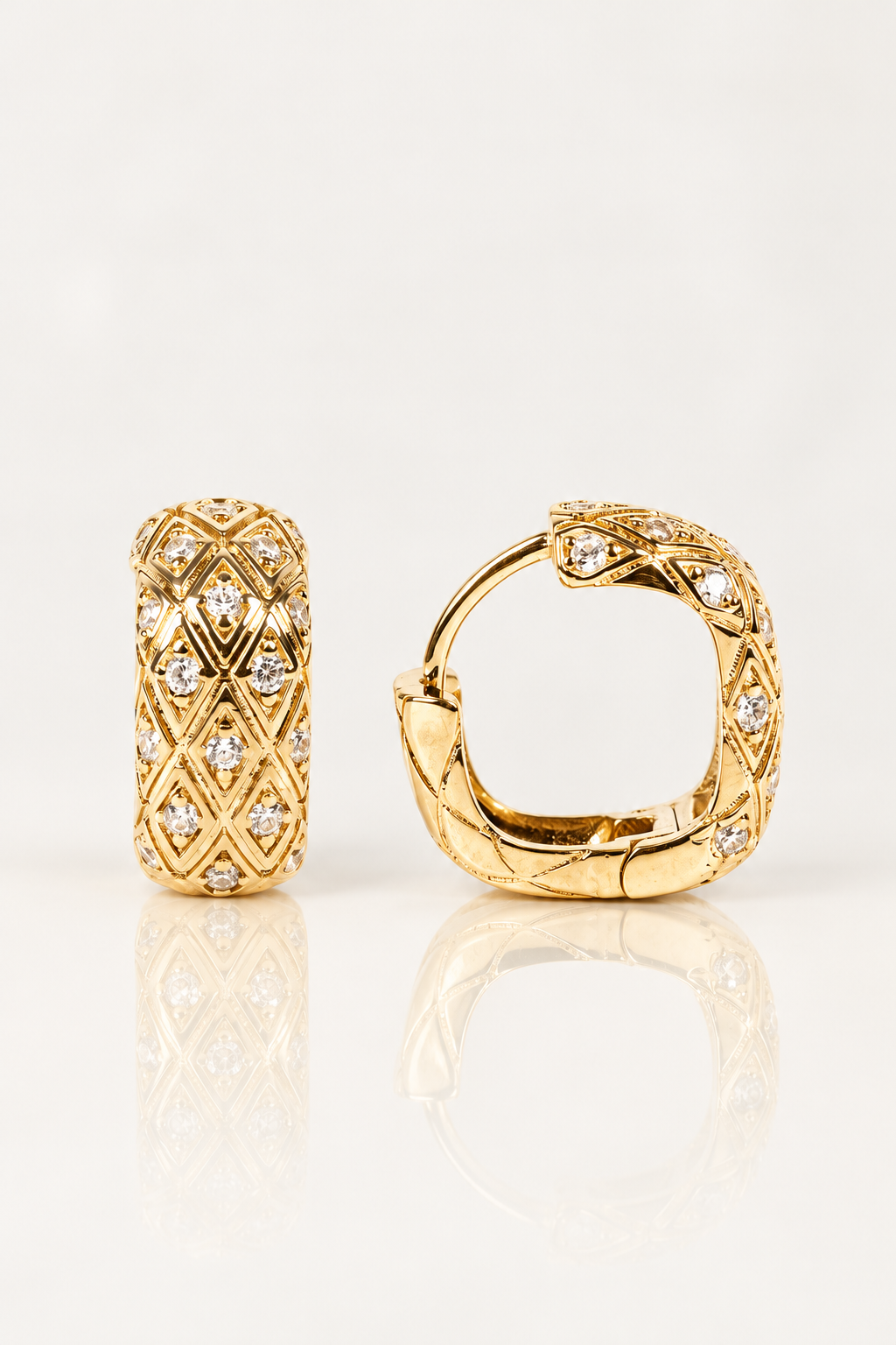 Boucles d’oreilles Sèvres 16 mm en plaqué or, petites créoles à motifs losanges, vues de face et de profil sur fond clair avec reflet.