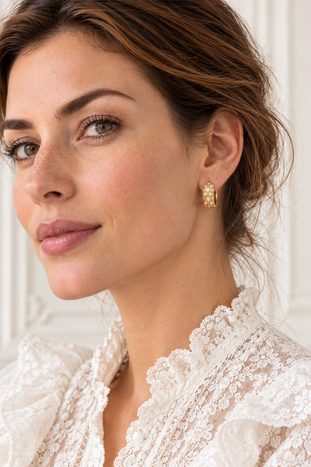 Boucles d’oreilles Sèvres 16 mm en plaqué or, petite créole à motifs losanges portée, vue de profil en gros plan.