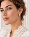 Boucles d’oreilles Sèvres 16 mm en plaqué or, petite créole à motifs losanges portée, vue de profil en gros plan.