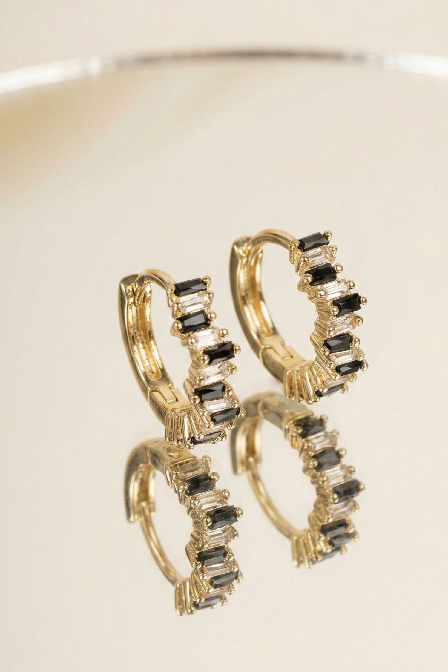 boucles-oreilles-simone-plaque-or-18-carats-femme-elegantes.jpg
