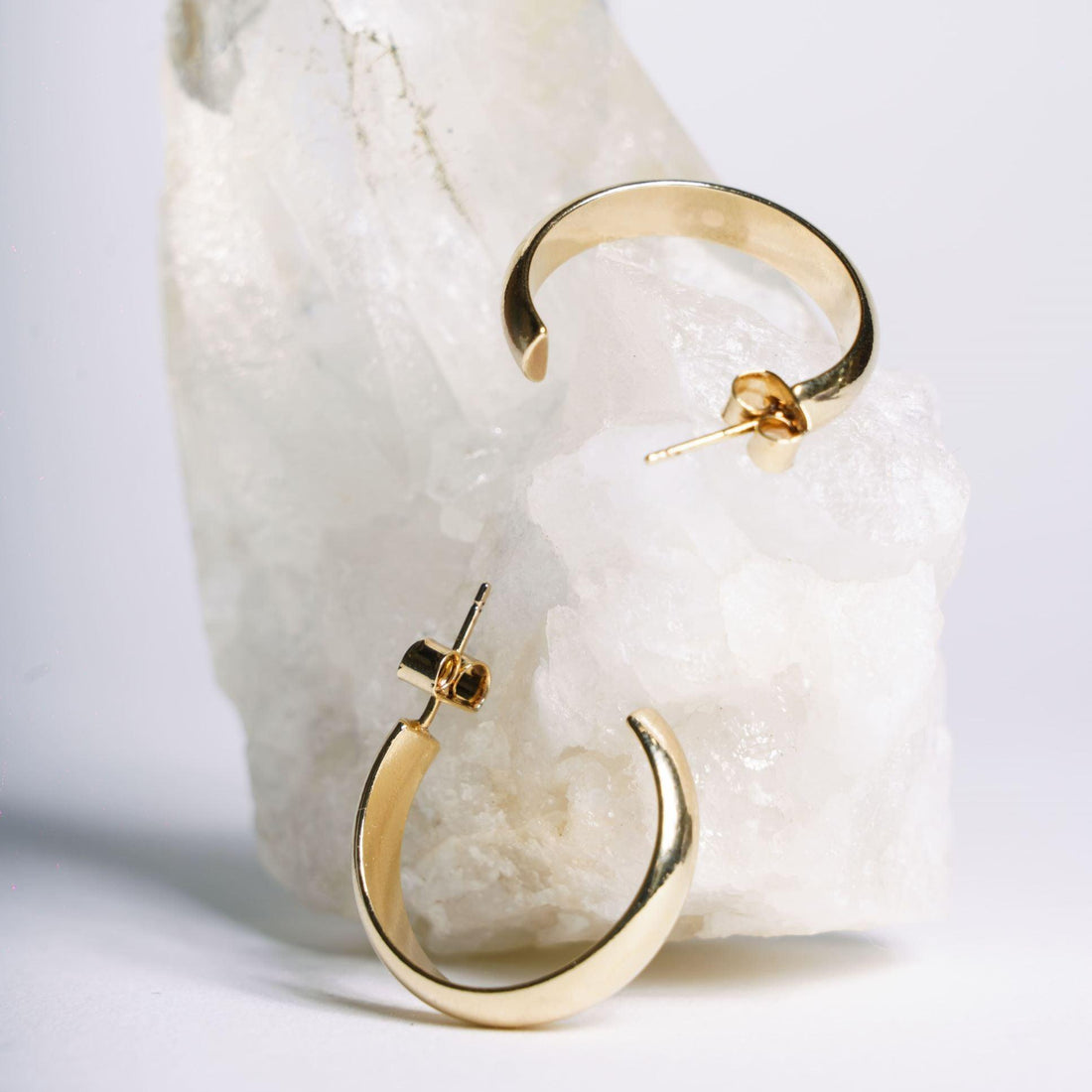 Boucles Timea, créoles épaisses élégantes portées avec un look moderne