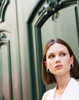 Femme portant les créoles épaisses Timea en plaqué or