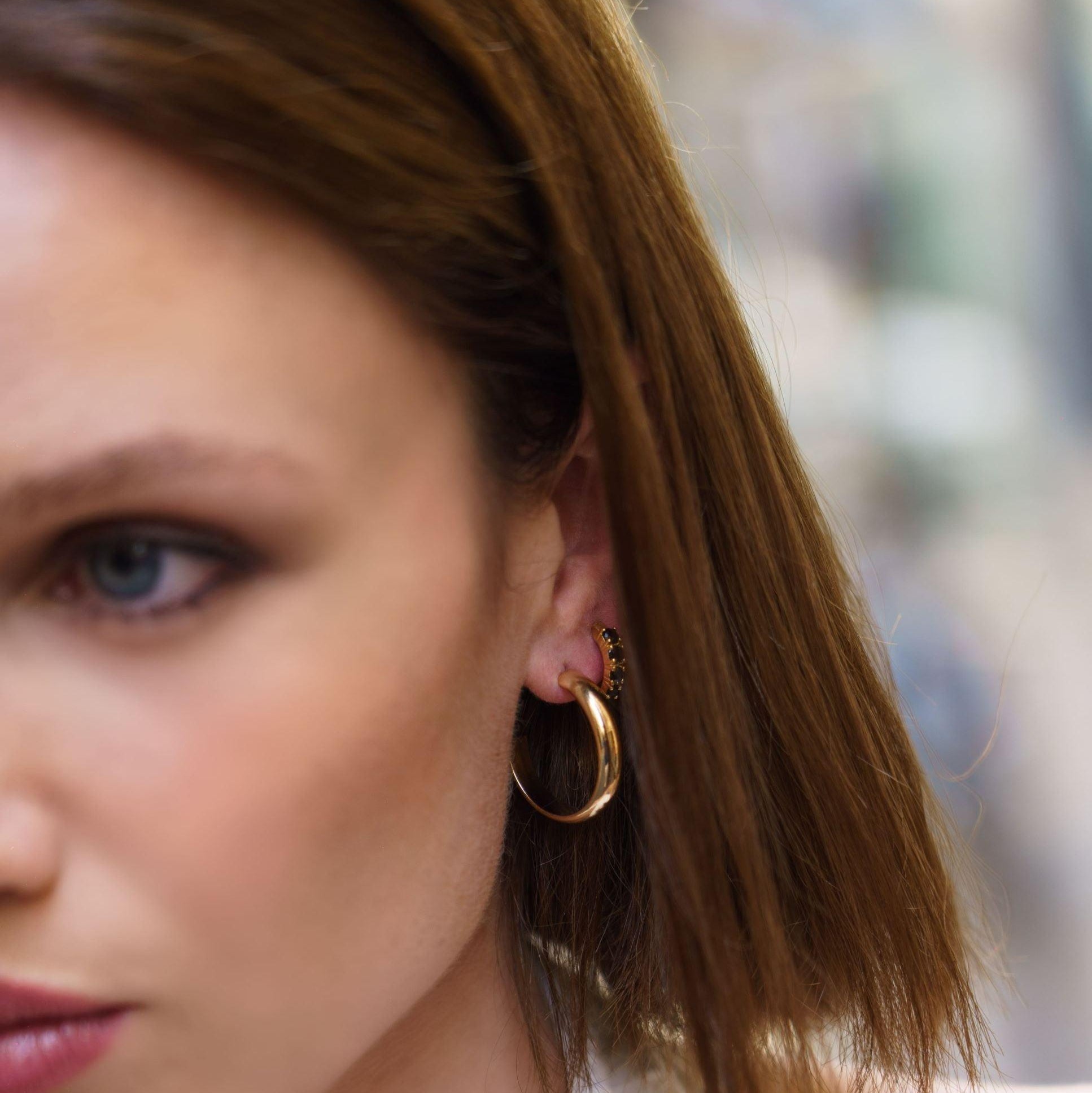 Créoles Timea en plaqué or 18 carats, vue de profil détaillée