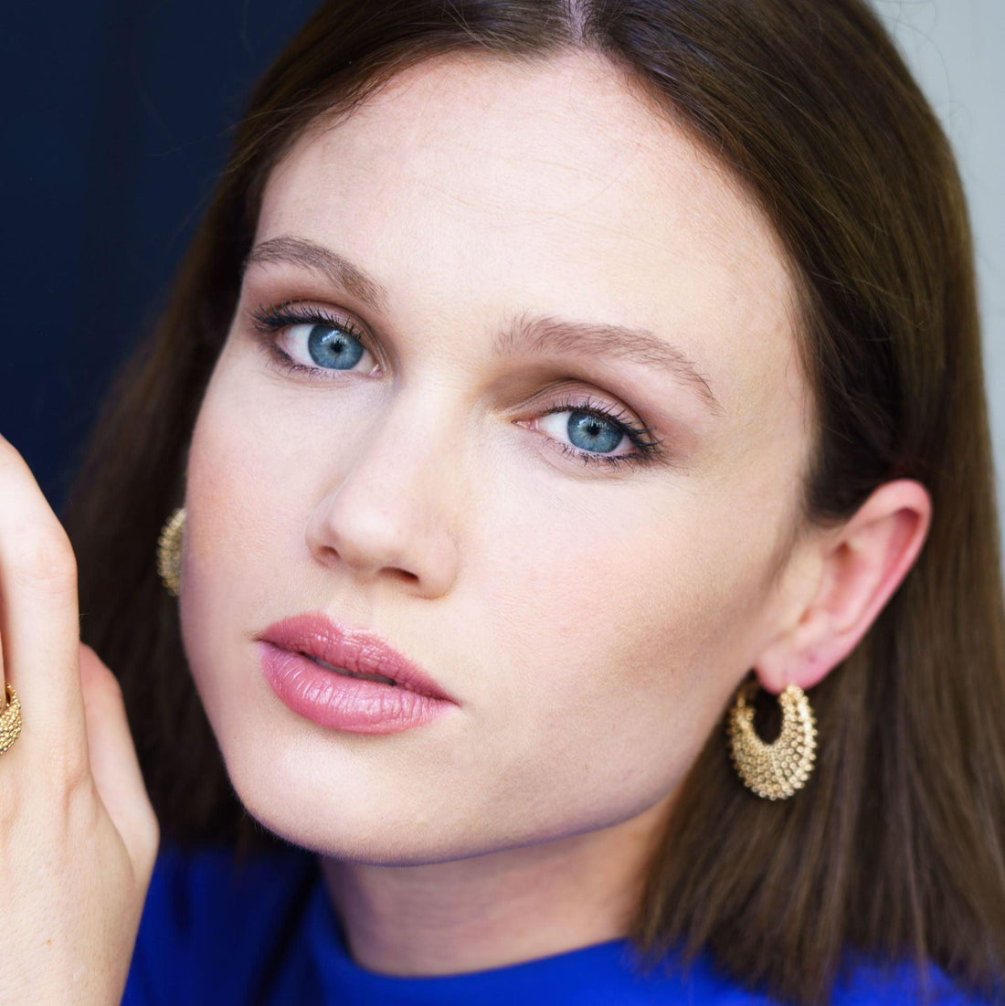 Créoles Tulum dorées avec relief artisanal – Jossepo