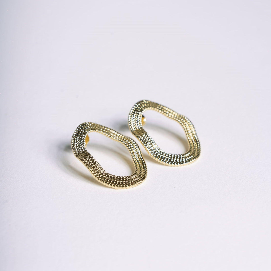 Boucles d’oreilles Victoire ovales texturées en plaqué or 18 carats – Jossepo