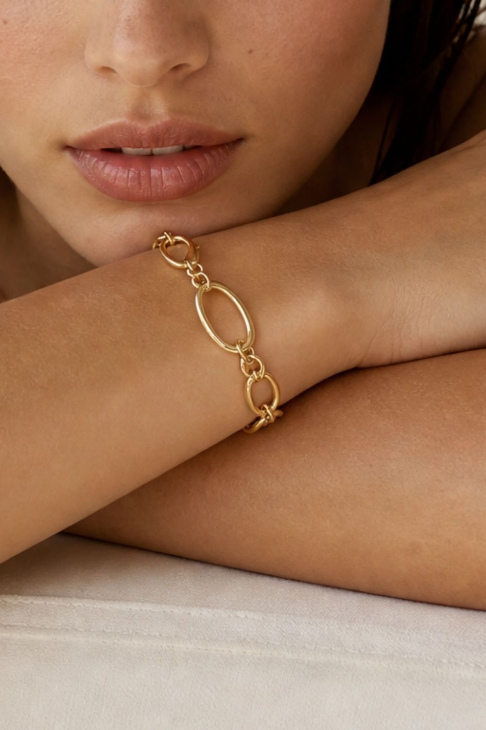 Bracelet Benito porté au poignet style chic et élégant femme – Jossepo