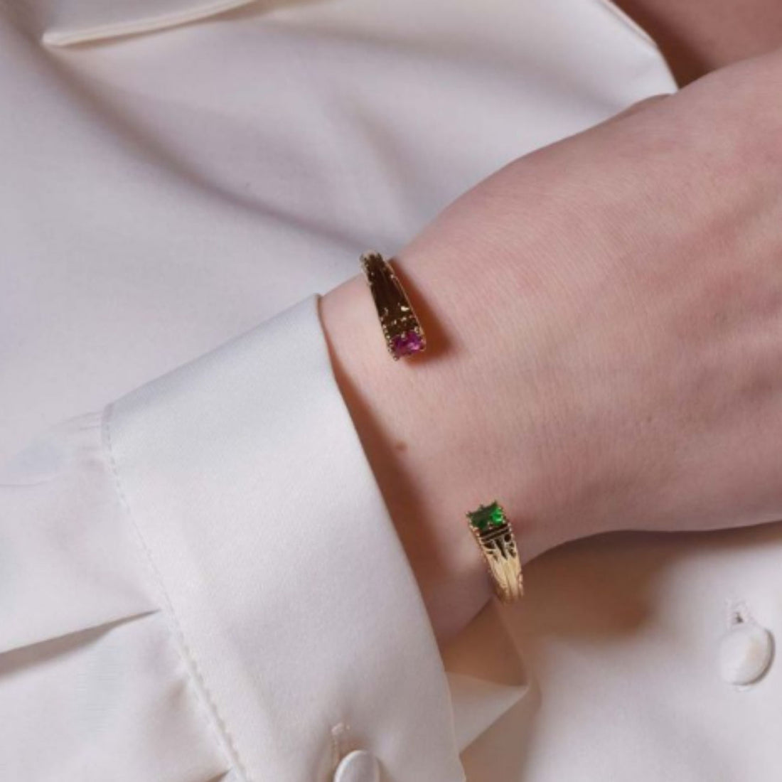 Bracelet jonc Camélia en plaqué or 18 carats avec pierres roses et vertes – Jossepo