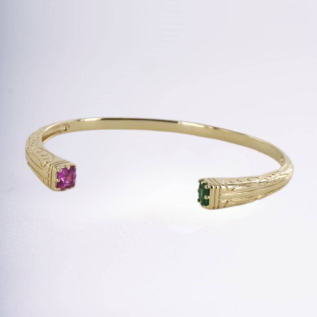 Bracelet Camélia ouvert en plaqué or 18 carats avec deux pierres colorées – Jossepo