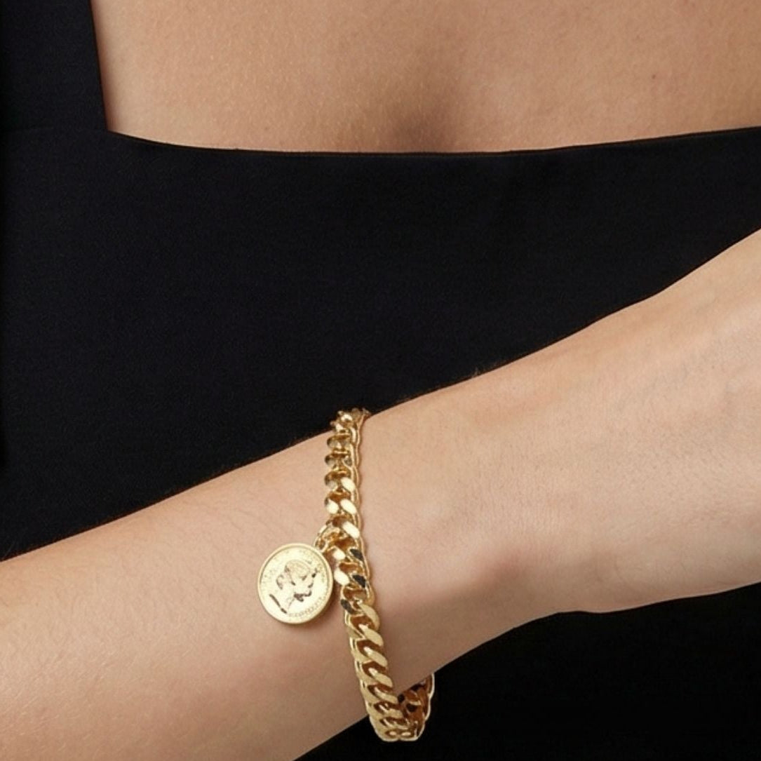 Bracelet Lucky porté au poignet style chic et lumineux – Jossepo