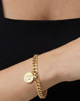 Bracelet Lucky porté au poignet style chic et lumineux – Jossepo