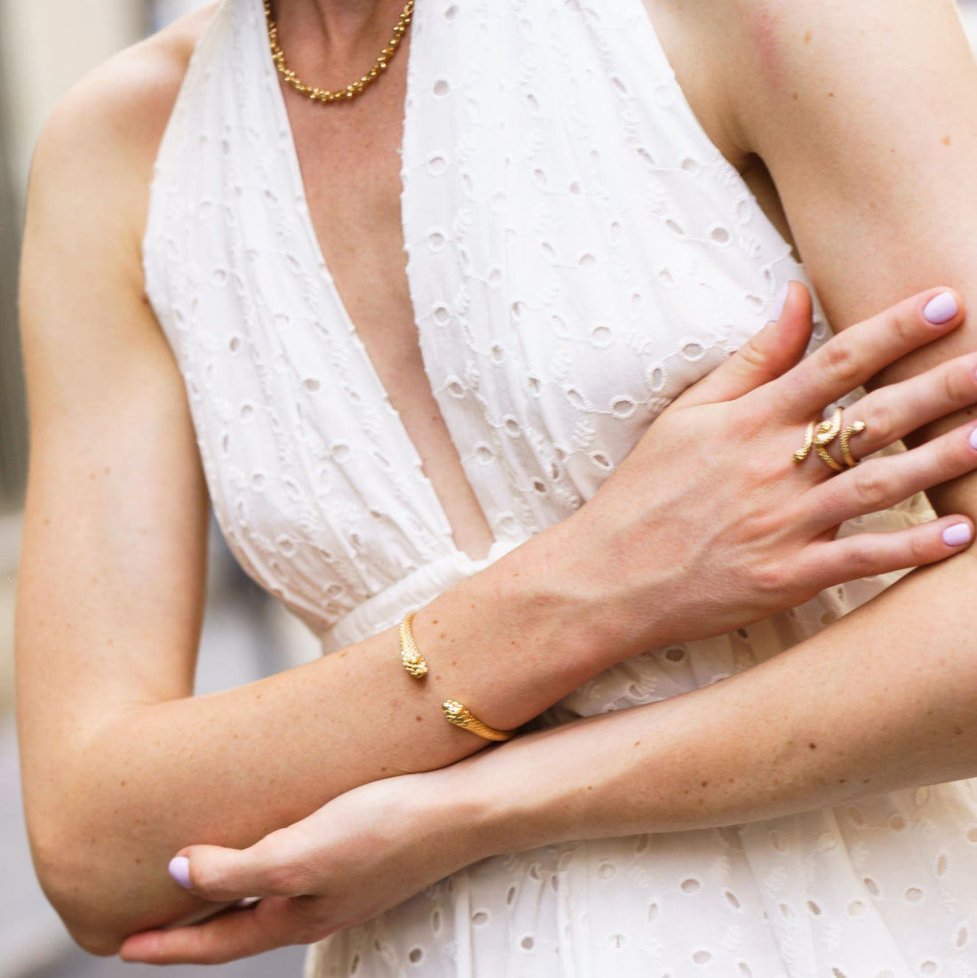 Bracelet ouvert serpent en plaqué or 18 carats au design texturé – Jossepo