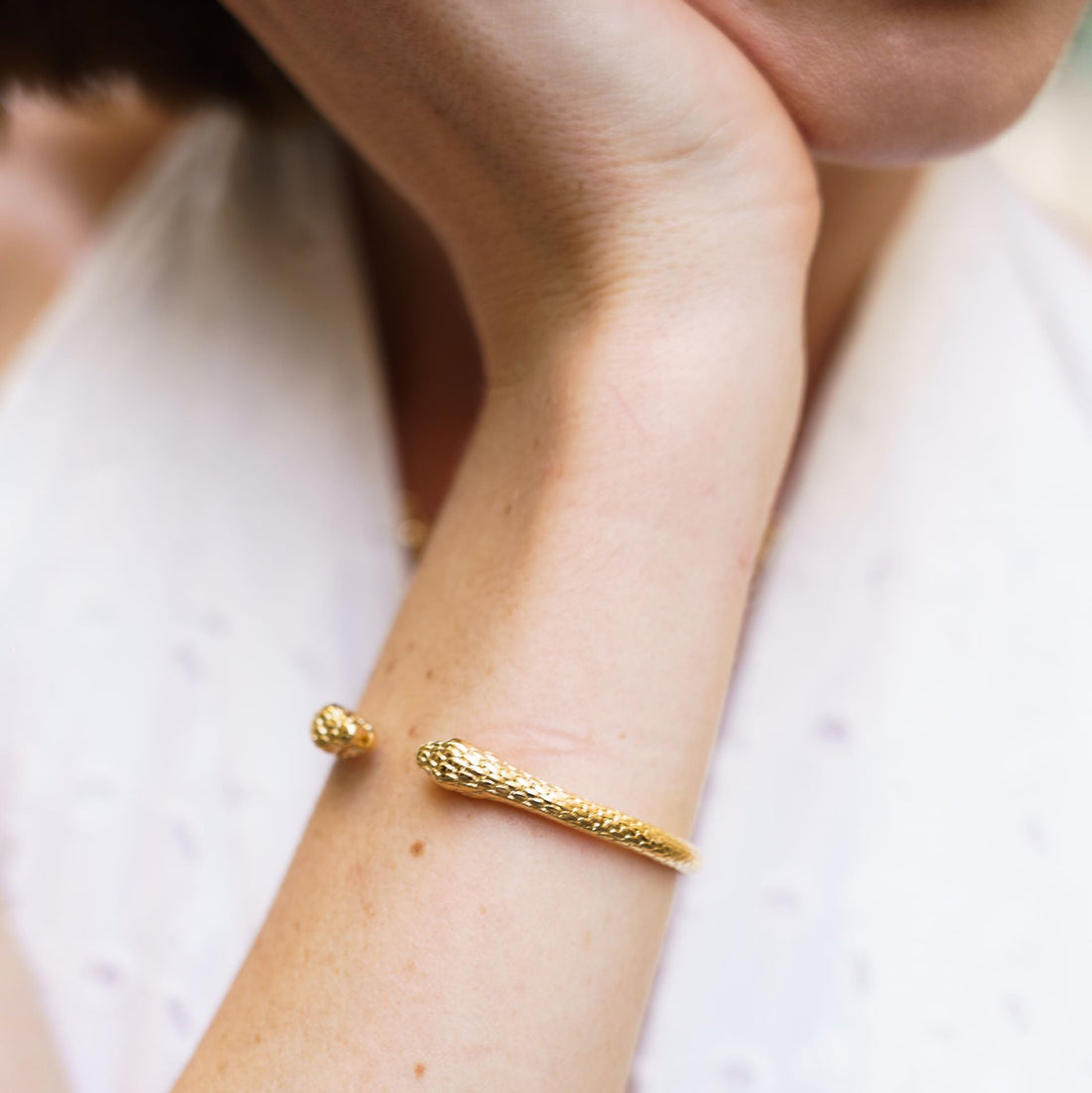 Bracelet serpent torsadé en plaqué or 18 carats avec têtes détaillées – Jossepo